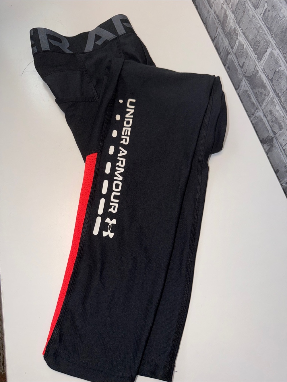 Under Armour Black Leggings with colored Lower Panels - Picture 8 of 8
